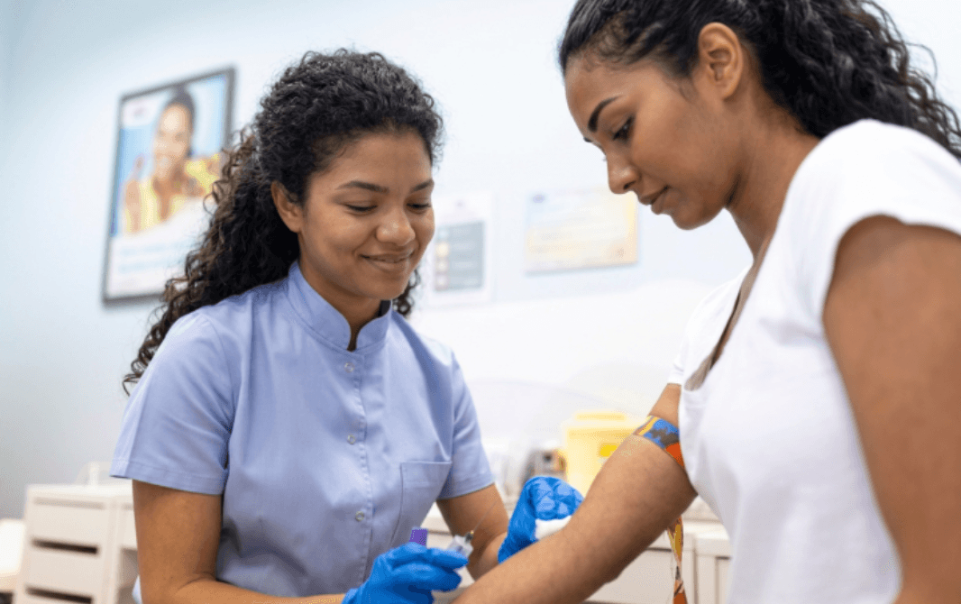 Equipo Genétika atendiendo pacientes